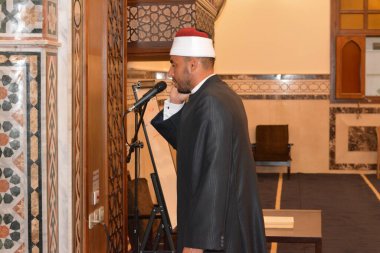 Kahire, Mısır, 20 Temmuz 2022: Adhan Azan 'ı okuyan ya da yüksek sesle namaz kılan ya da Müslümanları camiye çağıran bir cami imamı imam müezzini