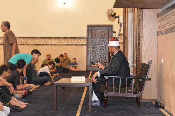 Kahire, Mısır, 20 Temmuz 2022: Bir cami imamı vaizi, Mescidi içinde namaz kıldıktan sonra peygamberin biyografisi ve Sunnah üzerine bir konuşma yapar.