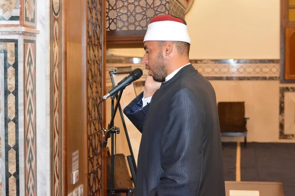 Cairo Egypt July 2022 Mosque Imam Preacher Muezzin Front Microphone — Foto Stock