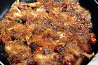 Çekirdeksiz, fındıklı ve hindistan cevizli taze ve nemli siyah tarihlerin seçici odak noktası, Ramazan 'da geleneksel bir atıştırmalık ve bayram, Ramazan ayı ve bayram kutlamaları konseptidir.