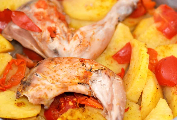 Chicken Legs Thighs Slices Potatoes Tomatoes Onions Curry Spices Baked —  Fotos de Stock