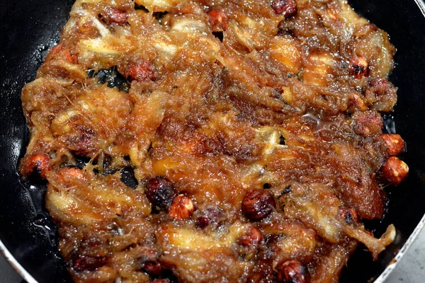 Çekirdeksiz, fındıklı ve hindistan cevizli taze ve nemli siyah tarihlerin seçici odak noktası, Ramazan 'da geleneksel bir atıştırmalık ve bayram, Ramazan ayı ve bayram kutlamaları konseptidir.