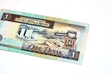 Eski 1 KWD 'nin ters tarafı bir Kuveyt dinarı nakit para Mina Al-Shuwaikh' in Vignette ve beyaz arka planda izole edilmiş geleneksel bir Su Depolama Gemisi