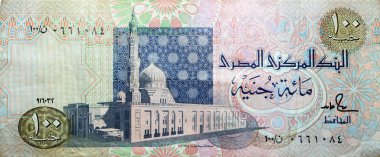 Kahire 'deki El-Sayida Zainab camiinin 100 Mısırlı nakit para banknotunun ters tarafının büyük bir kısmı, geri çekilen Mısır Pound banknotlarının seçici odak noktası olan Kahire' deki El-Sayida Zainab camisine ait.