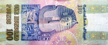 Yüz Mısırlı nakit para banknotu 100 Mısırlı banknot Tutankamon maskesi Frieze 'nin üstünde dikey formatın ortasında, seçici olarak çekilmiş Mısır Sterlinlerinin odak noktası.
