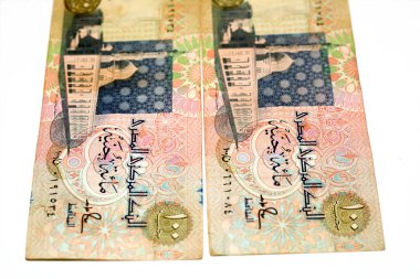 Kahire 'deki El-Sayida Zainab camiinin 100 Mısırlı nakit para banknotunun gözlemci yüzü, beyaz banknotlar üzerinde izole edilmiş, geri çekilen Mısır banknotlarının seçici odağı.