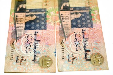 Kahire 'deki El-Sayida Zainab camiinin 100 Mısırlı nakit para banknotunun gözlemci yüzü, beyaz banknotlar üzerinde izole edilmiş, geri çekilen Mısır banknotlarının seçici odağı.