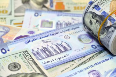 Yeni hatıra polimer. 50 Dirhem de Emirlik 'in şehitlerine anıtlı. 100 dolarlık Amerikan nakit para banknotları ve bir bantla birlikte Amerikan para rulosu.