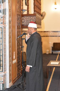 Kahire, Mısır, 27 Temmuz 2022: Adhan Azan 'ı okuyan ya da yüksek sesle namaz kılan ya da Müslümanları camiye çağıran bir cami imam vaizi müezzini