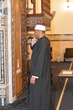 Kahire, Mısır, 27 Temmuz 2022: Adhan Azan 'ı okuyan ya da yüksek sesle namaz kılan ya da Müslümanları camiye çağıran bir cami imam vaizi müezzini