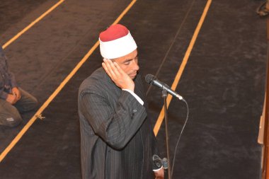 Kahire, Mısır, 27 Temmuz 2022: Adhan Azan 'ı okuyan ya da yüksek sesle namaz kılan ya da Müslümanları camiye çağıran bir cami imam vaizi müezzini