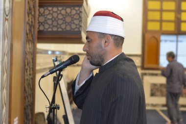 Kahire, Mısır, 27 Temmuz 2022: Adhan Azan 'ı okuyan ya da yüksek sesle namaz kılan ya da Müslümanları camiye çağıran bir cami imam vaizi müezzini