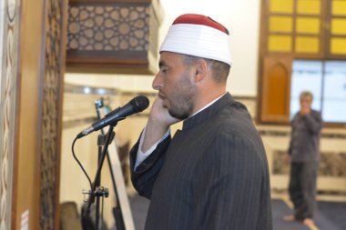 Kahire, Mısır, 27 Temmuz 2022: Adhan Azan 'ı okuyan ya da yüksek sesle namaz kılan ya da Müslümanları camiye çağıran bir cami imam vaizi müezzini