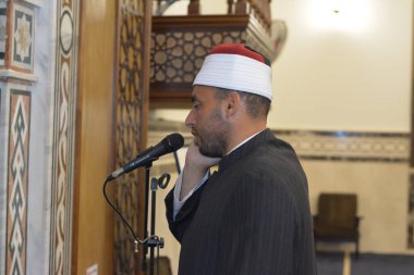 Kahire, Mısır, 27 Temmuz 2022: Adhan Azan 'ı okuyan ya da yüksek sesle namaz kılan ya da Müslümanları camiye çağıran bir cami imam vaizi müezzini
