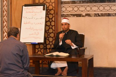 Kahire, Mısır, 27 Temmuz 2022: Bir cami imamı vaizi, Mescidi içinde namaz kıldıktan sonra peygamberin biyografisi ve Sunnah üzerine bir konuşma yapar.