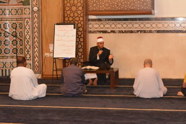Kahire, Mısır, 27 Temmuz 2022: Bir cami imamı vaizi, Mescidi içinde namaz kıldıktan sonra peygamberin biyografisi ve Sunnah üzerine bir konuşma yapar.
