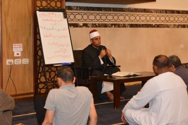 Kahire, Mısır, 27 Temmuz 2022: Bir cami imamı vaizi, Mescidi içinde namaz kıldıktan sonra peygamberin biyografisi ve Sunnah üzerine bir konuşma yapar.
