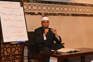 Kahire, Mısır, 27 Temmuz 2022: Bir cami imamı vaizi, Mescidi içinde namaz kıldıktan sonra peygamberin biyografisi ve Sunnah üzerine bir konuşma yapar.