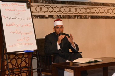 Kahire, Mısır, 27 Temmuz 2022: Bir cami imamı vaizi, Mescidi içinde namaz kıldıktan sonra peygamberin biyografisi ve Sunnah üzerine bir konuşma yapar.