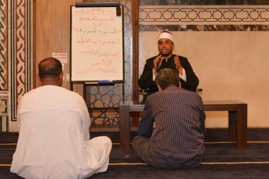 Kahire, Mısır, 27 Temmuz 2022: Bir cami imamı vaizi, Mescidi içinde namaz kıldıktan sonra peygamberin biyografisi ve Sunnah üzerine bir konuşma yapar.