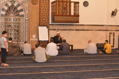 Kahire, Mısır, 27 Temmuz 2022: Bir cami imamı vaizi, Mescidi içinde namaz kıldıktan sonra peygamberin biyografisi ve Sunnah üzerine bir konuşma yapar.