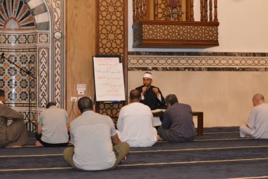 Kahire, Mısır, 27 Temmuz 2022: Bir cami imamı vaizi, Mescidi içinde namaz kıldıktan sonra peygamberin biyografisi ve Sunnah üzerine bir konuşma yapar.