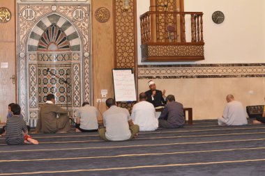 Kahire, Mısır, 27 Temmuz 2022: Bir cami imamı vaizi, Mescidi içinde namaz kıldıktan sonra peygamberin biyografisi ve Sunnah üzerine bir konuşma yapar.