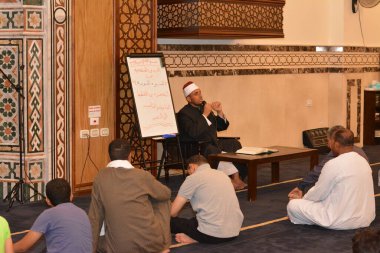 Kahire, Mısır, 27 Temmuz 2022: Bir cami imamı vaizi, Mescidi içinde namaz kıldıktan sonra peygamberin biyografisi ve Sunnah üzerine bir konuşma yapar.