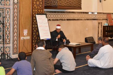Kahire, Mısır, 27 Temmuz 2022: Bir cami imamı vaizi, Mescidi içinde namaz kıldıktan sonra peygamberin biyografisi ve Sunnah üzerine bir konuşma yapar.