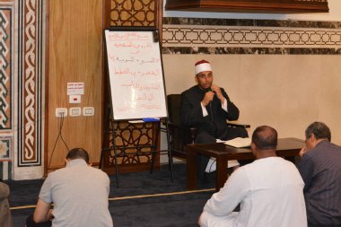 Kahire, Mısır, 27 Temmuz 2022: Bir cami imamı vaizi, Mescidi içinde namaz kıldıktan sonra peygamberin biyografisi ve Sunnah üzerine bir konuşma yapar.