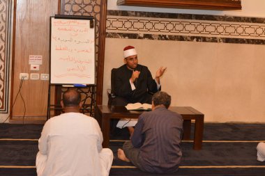 Kahire, Mısır, 27 Temmuz 2022: Bir cami imamı vaizi, Mescidi içinde namaz kıldıktan sonra peygamberin biyografisi ve Sunnah üzerine bir konuşma yapar.