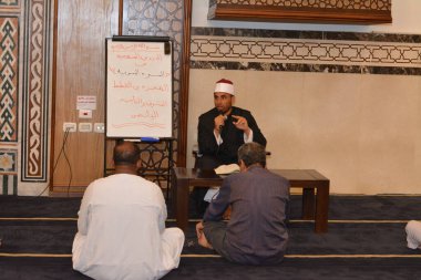 Kahire, Mısır, 27 Temmuz 2022: Bir cami imamı vaizi, Mescidi içinde namaz kıldıktan sonra peygamberin biyografisi ve Sunnah üzerine bir konuşma yapar.
