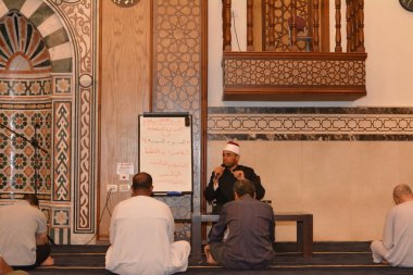 Kahire, Mısır, 27 Temmuz 2022: Bir cami imamı vaizi, Mescidi içinde namaz kıldıktan sonra peygamberin biyografisi ve Sunnah üzerine bir konuşma yapar.