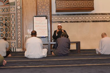 Kahire, Mısır, 27 Temmuz 2022: Bir cami imamı vaizi, Mescidi içinde namaz kıldıktan sonra peygamberin biyografisi ve Sunnah üzerine bir konuşma yapar.