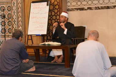 Kahire, Mısır, 27 Temmuz 2022: Bir cami imamı vaizi, Mescidi içinde namaz kıldıktan sonra peygamberin biyografisi ve Sunnah üzerine bir konuşma yapar.