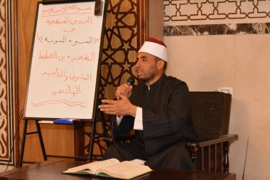 Kahire, Mısır, 27 Temmuz 2022: Bir cami imamı vaizi, Mescidi içinde namaz kıldıktan sonra peygamberin biyografisi ve Sunnah üzerine bir konuşma yapar.