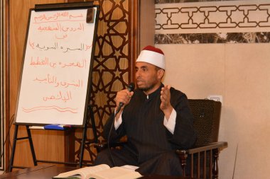 Kahire, Mısır, 27 Temmuz 2022: Bir cami imamı vaizi, Mescidi içinde namaz kıldıktan sonra peygamberin biyografisi ve Sunnah üzerine bir konuşma yapar.