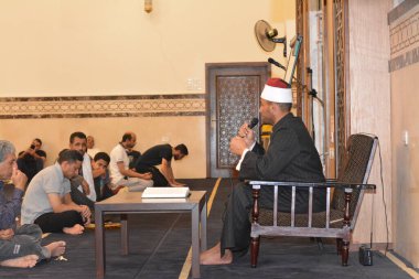 Kahire, Mısır, 27 Temmuz 2022: Bir cami imamı vaizi, Mescidi içinde namaz kıldıktan sonra peygamberin biyografisi ve Sunnah üzerine bir konuşma yapar.
