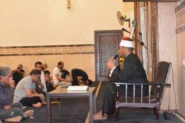 Kahire, Mısır, 27 Temmuz 2022: Bir cami imamı vaizi, Mescidi içinde namaz kıldıktan sonra peygamberin biyografisi ve Sunnah üzerine bir konuşma yapar.