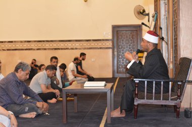 Kahire, Mısır, 27 Temmuz 2022: Bir cami imamı vaizi, Mescidi içinde namaz kıldıktan sonra peygamberin biyografisi ve Sunnah üzerine bir konuşma yapar.