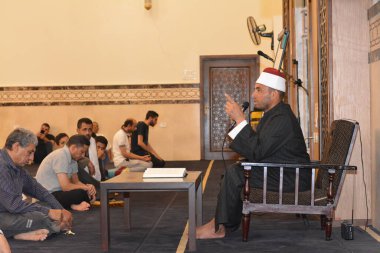 Kahire, Mısır, 27 Temmuz 2022: Bir cami imamı vaizi, Mescidi içinde namaz kıldıktan sonra peygamberin biyografisi ve Sunnah üzerine bir konuşma yapar.