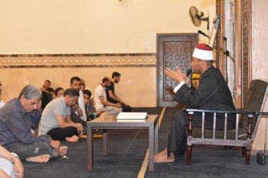 Kahire, Mısır, 27 Temmuz 2022: Bir cami imamı vaizi, Mescidi içinde namaz kıldıktan sonra peygamberin biyografisi ve Sunnah üzerine bir konuşma yapar.