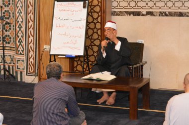 Kahire, Mısır, 27 Temmuz 2022: Bir cami imamı vaizi, Mescidi içinde namaz kıldıktan sonra peygamberin biyografisi ve Sunnah üzerine bir konuşma yapar.