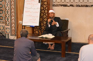 Kahire, Mısır, 27 Temmuz 2022: Bir cami imamı vaizi, Mescidi içinde namaz kıldıktan sonra peygamberin biyografisi ve Sunnah üzerine bir konuşma yapar.