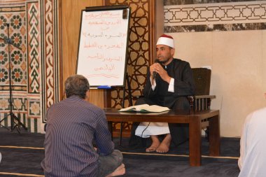Kahire, Mısır, 27 Temmuz 2022: Bir cami imamı vaizi, Mescidi içinde namaz kıldıktan sonra peygamberin biyografisi ve Sunnah üzerine bir konuşma yapar.