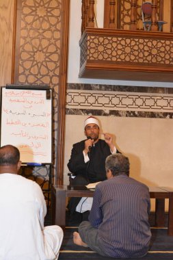 Kahire, Mısır, 27 Temmuz 2022: Bir cami imamı vaizi, Mescidi içinde namaz kıldıktan sonra peygamberin biyografisi ve Sunnah üzerine bir konuşma yapar.
