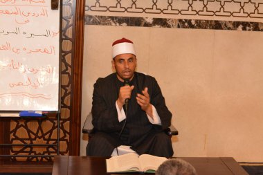 Kahire, Mısır, 27 Temmuz 2022: Bir cami imamı vaizi, Mescidi içinde namaz kıldıktan sonra peygamberin biyografisi ve Sunnah üzerine bir konuşma yapar.
