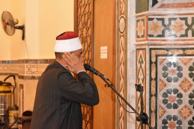 Kahire, Mısır, 27 Temmuz 2022: Adhan Azan 'ı okuyan ya da yüksek sesle namaz kılan ya da Müslümanları camiye çağıran bir cami imam vaizi müezzini