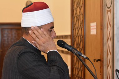 Kahire, Mısır, 27 Temmuz 2022: Adhan Azan 'ı okuyan ya da yüksek sesle namaz kılan ya da Müslümanları camiye çağıran bir cami imam vaizi müezzini