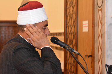 Kahire, Mısır, 27 Temmuz 2022: Adhan Azan 'ı okuyan ya da yüksek sesle namaz kılan ya da Müslümanları camiye çağıran bir cami imam vaizi müezzini